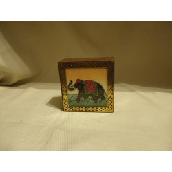 Boite éléphant / Inde - décor pierre gemme
