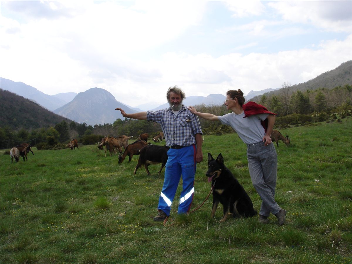 Charles et Véro avec leurs chèvres