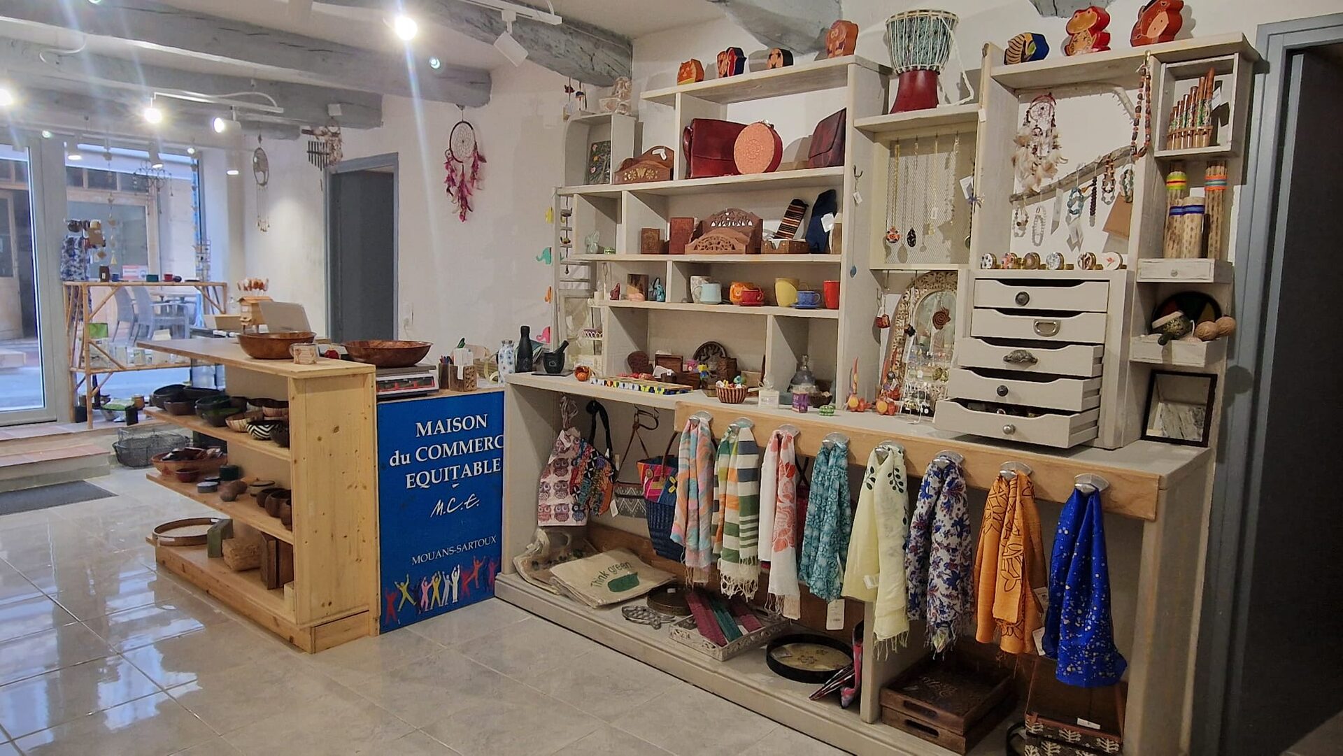 Bijoux, sacs, déco et objets équitables